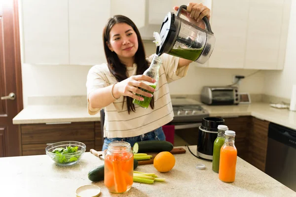 Spännande Frisk Kvinna Med Vegetarisk Livsstil Förbereder Grön Juice Eller — Stockfoto