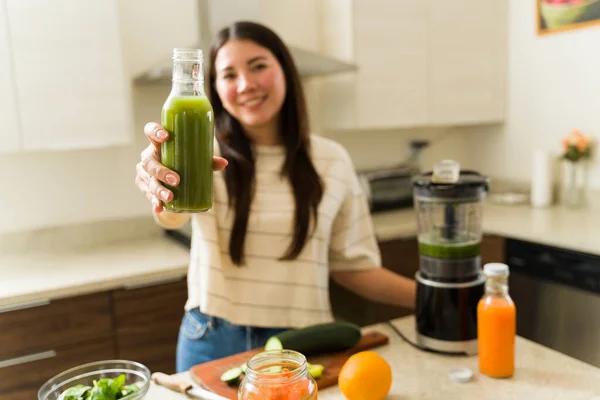 一名年轻女子喝绿果汁或由有机蔬菜和水果制成的冰沙的特写镜头 — 图库照片