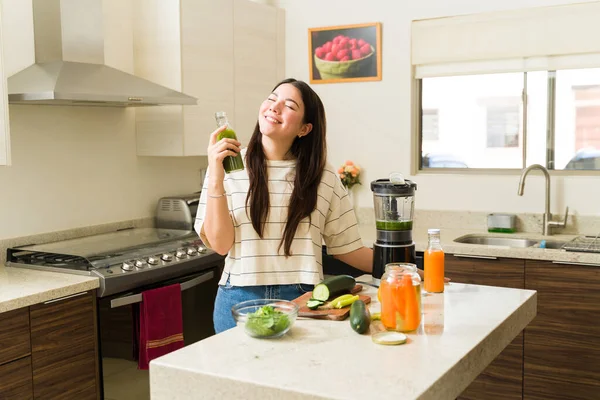 Mulher Caucasiana Saudável Sorrindo Enquanto Desfruta Beber Suco Verde Vegan — Fotografia de Stock