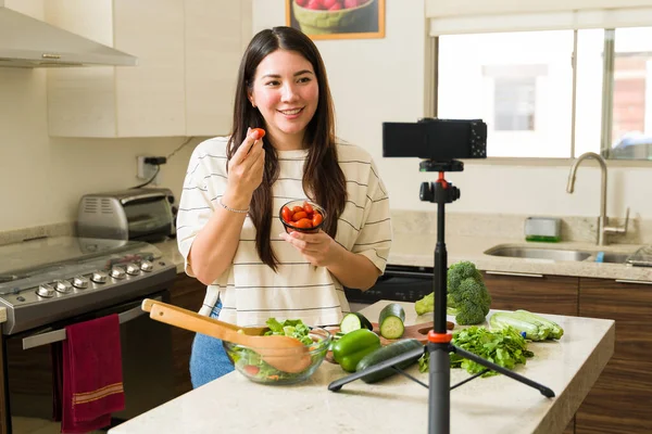 在拍摄博客视频和用有机蔬菜和水果烹饪素食菜谱时 快乐的高加索影响者微笑着 — 图库照片