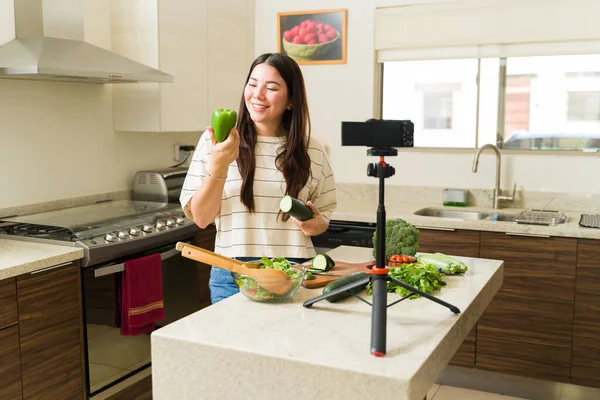 在拍摄社交媒体视频的过程中 一位美丽的素食主义者在烹调素食菜谱时使用有机蔬菜 — 图库照片
