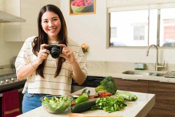 Mutfakta Sağlıklı Vejetaryen Yemekleri Pişirirken Fotoğraf Çeken Mutlu Vejetaryen Kadın — Stok fotoğraf