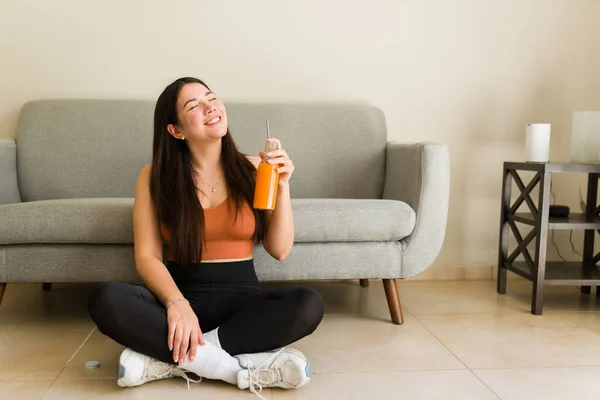 Přizpůsobit Šťastný Žena Odpočívá Cvičení Obývacím Pokoji Těší Pití Zdravé — Stock fotografie