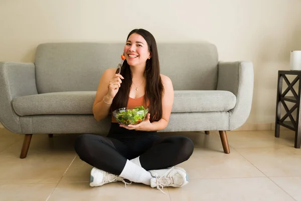 Fitness Ung Kvinna Aktiva Kläder Njuter Att Äta Grön Ekologisk — Stockfoto