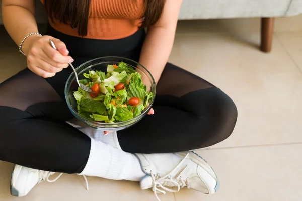 一名年轻女子在素食主义者的健身生活中吃绿色健康沙拉的特写镜头 — 图库照片
