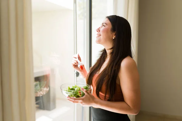 Schöne Gesunde Frau Lächelt Hause Aus Dem Fenster Und Isst — Stockfoto