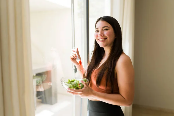 Glückliche Vegetarierin Lächelt Während Sie Blickkontakt Herstellt Und Einen Gesunden — Stockfoto