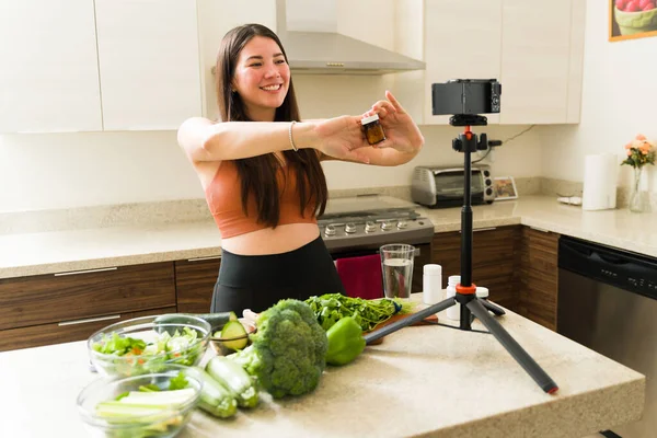 Sosyal Medya Için Video Çekerken Vitamin Haplarını Takviyelerini Kameraya Gösteren — Stok fotoğraf