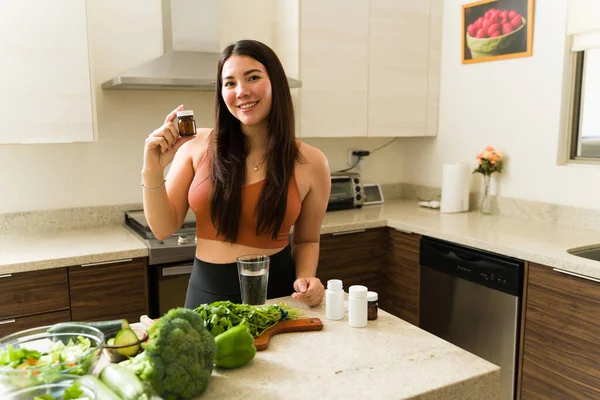 Retrato Una Mujer Forma Vegana Que Toma Pastillas Suplementos Vitamínicos — Foto de Stock