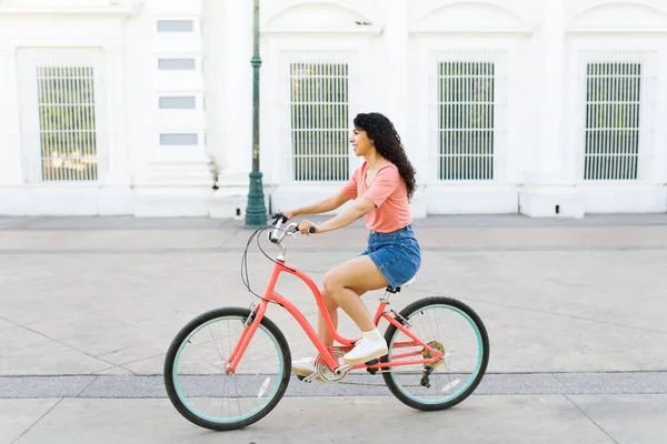Ευτυχισμένη Λατίνα Νεαρή Γυναίκα Που Κάνει Ποδήλατο Καλοκαίρι Φορώντας Σορτς — Φωτογραφία Αρχείου