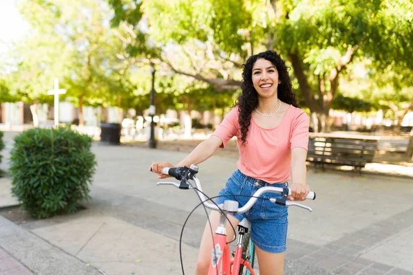 Χαρούμενη Ελκυστική Νεαρή Γυναίκα Που Χρησιμοποιεί Ένα Ποδήλατο Μεταφορά Ενώ — Φωτογραφία Αρχείου