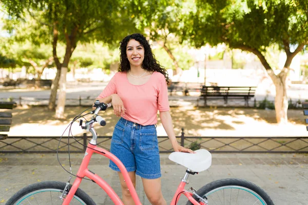 Красива Іспаномовна Молода Жінка Посміхається Роблячи Зоровий Контакт Використовуючи Велосипед — стокове фото