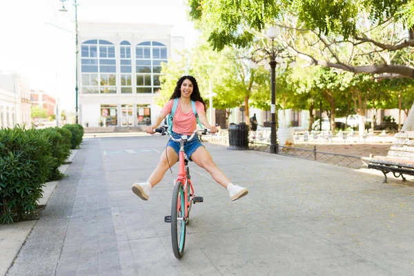 Mooie Jonge Vrouw Zoek Opgewonden Vrolijk Spelen Plezier Hebben Rijden — Stockfoto