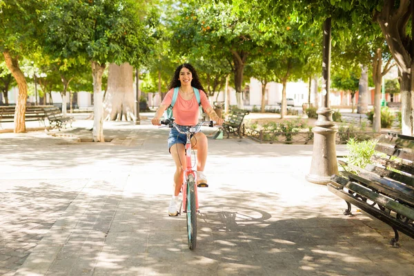 Zabawna Młoda Kobieta Plecakiem Jeżdżąca Rowerze Parku Ciesząca Się Letnim — Zdjęcie stockowe