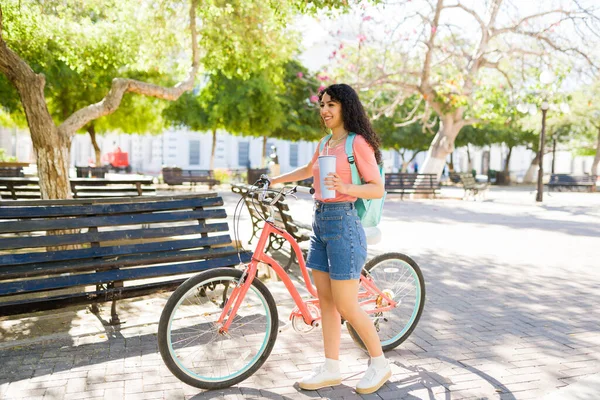 Atrakcyjna Młoda Kobieta Spodenkach Korzystająca Roweru Parku Niosąca Kawę Lub — Zdjęcie stockowe