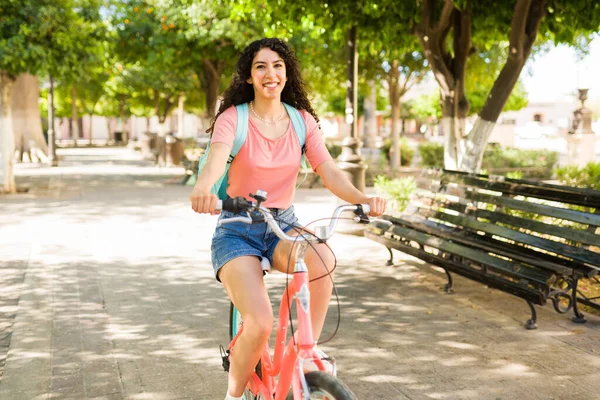 Fröhliche Hispanische Frau Die Spaß Beim Radfahren Und Spaß Park — Stockfoto