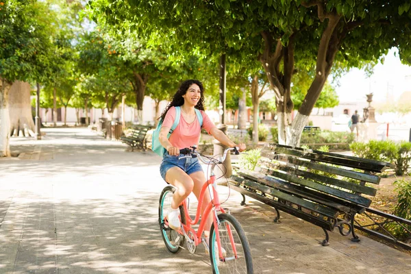 Emocionada Joven Montando Bicicleta Como Transporte Parque Durante Día Verano —  Fotos de Stock