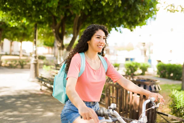 Uśmiechnięta Młoda Kobieta Jedzie Przejażdżkę Rowerem Spaceruje Parku Piękny Letni — Zdjęcie stockowe