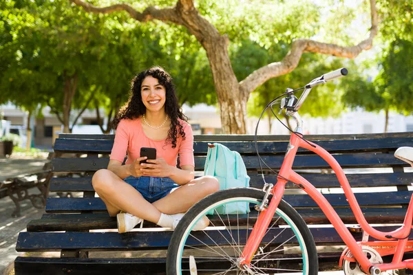 Atraktivní Mladá Žena Usmívá Vypadat Šťastně Při Smskování Smartphone Relaxaci — Stock fotografie