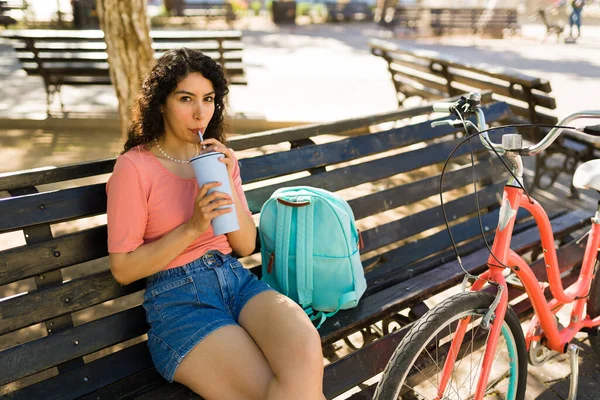 Λατίνα Ελκυστική Νεαρή Γυναίκα Πίνοντας Καφέ Νερό Ενώ Κάθεται Στον — Φωτογραφία Αρχείου