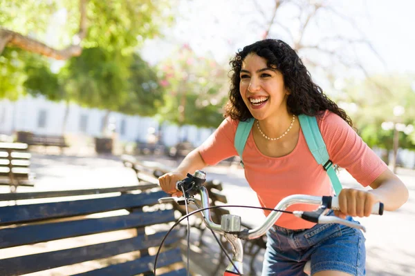 Podekscytowana Piękna Kobieta Śmiejąc Się Podczas Jazdy Rowerze Podczas Dojazdu — Zdjęcie stockowe