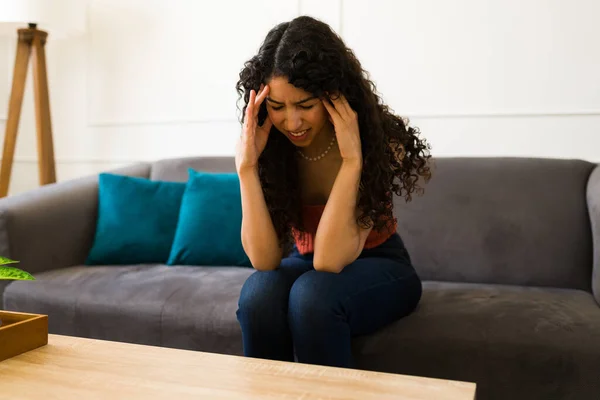 Mujer Joven Hispana Estresada Frotando Sus Sienes Sufriendo Dolor Cabeza — Foto de Stock