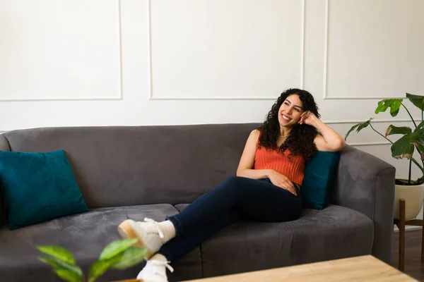 Relajada Joven Feliz Descansando Sofá Casa Sala Estar Sonriendo Durante — Foto de Stock