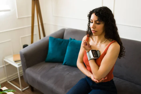 Mujer Joven Enferma Preocupada Con Hipertensión Que Revisa Presión Arterial — Foto de Stock