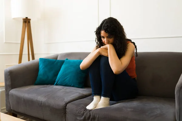 Mujer Joven Deprimida Sintiéndose Sola Abrazándose Las Rodillas Sufriendo Depresión —  Fotos de Stock
