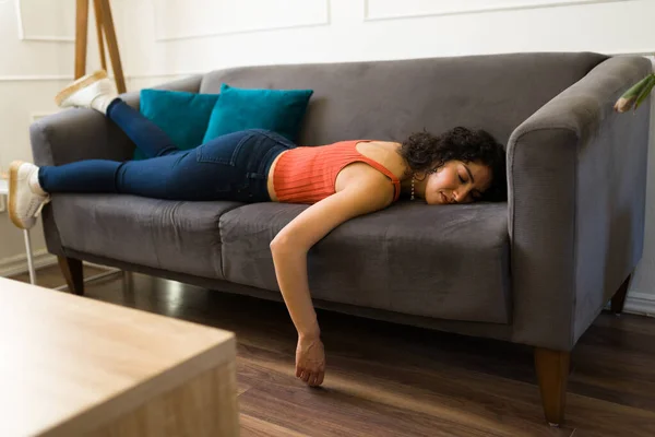 Jovem Exausta Sentindo Cansada Enquanto Deitada Barriga Sofá Descansando Sala — Fotografia de Stock