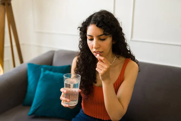 美しい病気の若い女性は 咳をしながら水のガラスと薬やビタミンを服用 — ストック写真