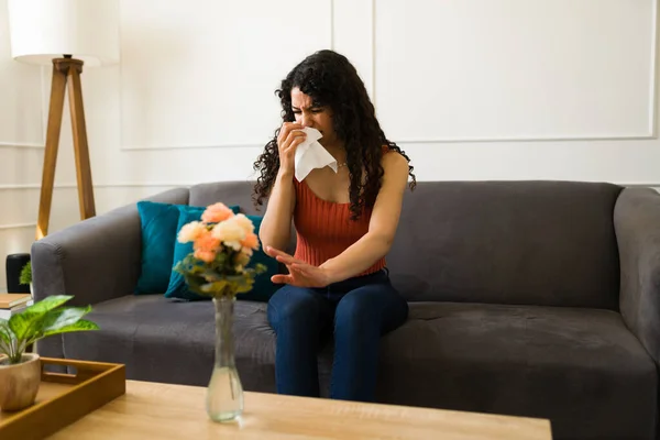 Mulher Jovem Espirrando Usando Tecido Enquanto Tem Uma Reação Alérgica — Fotografia de Stock