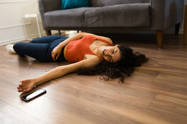 Nemocný Latinsky Mladá Žena Omdlévat Ležet Podlaze Poté Dostal Infarkt — Stock fotografie