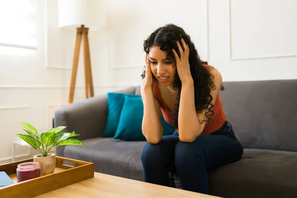 Mujer Joven Deprimida Sola Casa Pensando Sus Problemas Sintiéndose Ansiosa — Foto de Stock