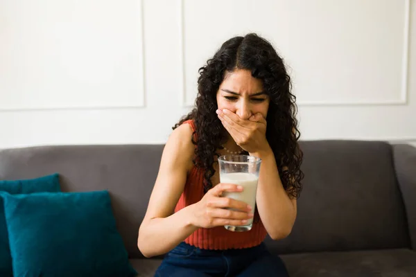 Nemocná Mladá Žena Intolerantní Laktózu Zakrývající Ústa Pití Mléka Pocit — Stock fotografie