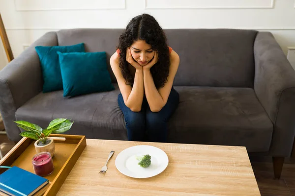 Mulher Jovem Doente Com Distúrbio Alimentar Que Tem Problemas Alimentares — Fotografia de Stock