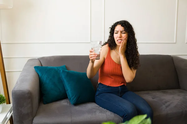 Forstyrret Ung Kvinde Drikker Iskoldt Vand Lider Tænder Følsomhed Mens - Stock-foto