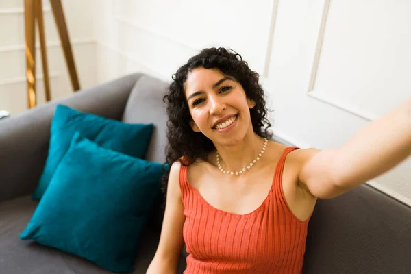 Perspectiva Pessoal Uma Bela Mulher Latina Feliz Tomando Uma Selfie — Fotografia de Stock