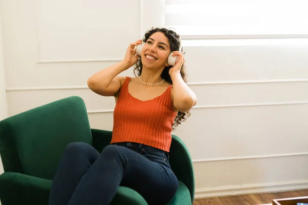 Щаслива Приваблива Жінка Розслабляється Вдома Слухаючи Музику Навушниками Посміхаючись Вітальні — стокове фото