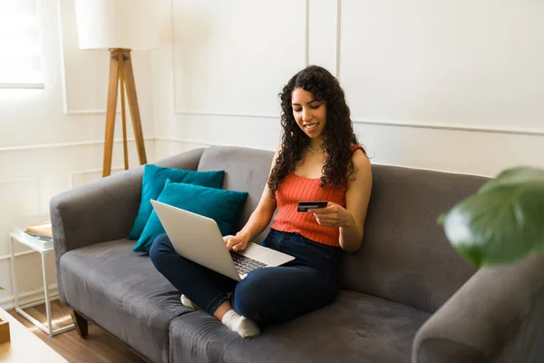 Çekici Mutlu Bir Kadın Evde Dinlenirken Bilgisayarını Kullanırken Kredi Kartıyla — Stok fotoğraf