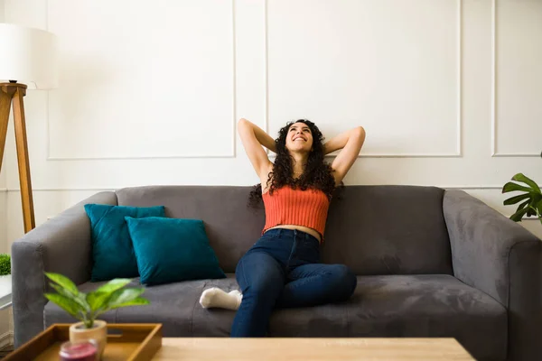 Relajada Latina Atractiva Mujer Relajante Descansando Sofá Mientras Sonríe Sintiéndose — Foto de Stock