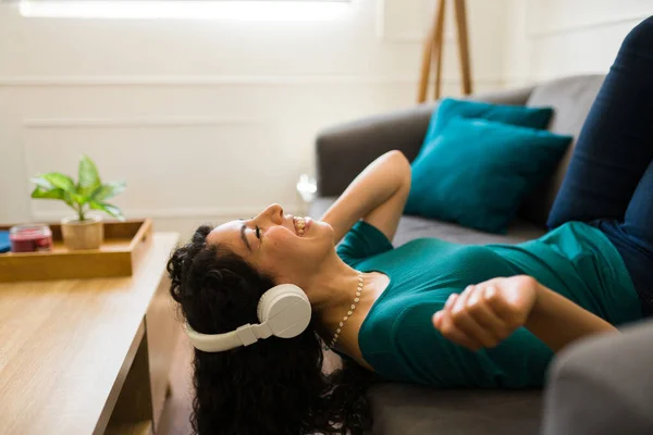 Relaksująca Szczęśliwa Kobieta Śmiejąca Się Bawiąca Słuchając Muzyki Słuchawkami Spoczywającymi — Zdjęcie stockowe