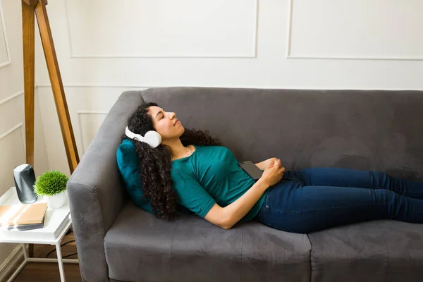 Профиль Расслабленной Счастливой Молодой Женщины Лежащей Диване Расслабляющейся Наушниках Слушая — стоковое фото