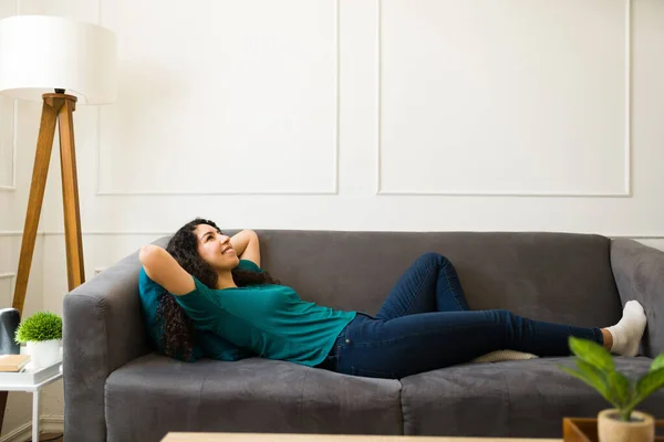 Mujer Hispana Relajada Sonriendo Mientras Descansa Relaja Cómodo Sofá Sala —  Fotos de Stock