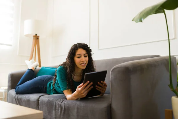 Beautiful Latin Woman Smiling Relaxing Couch While Watching Online Videos — Stock Photo, Image