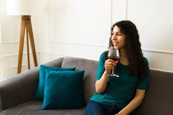 Όμορφη Νεαρή Γυναίκα Σγουρά Μαλλιά Χαμογελώντας Πίνοντας Ένα Ποτήρι Κρασί — Φωτογραφία Αρχείου