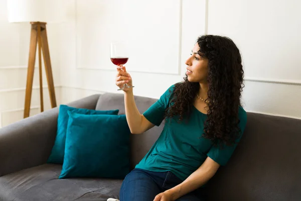 Μεξικανή Νεαρή Γυναίκα Χαλαρώνει Πίνοντας Ένα Ποτήρι Κρασί Μόνη Της — Φωτογραφία Αρχείου