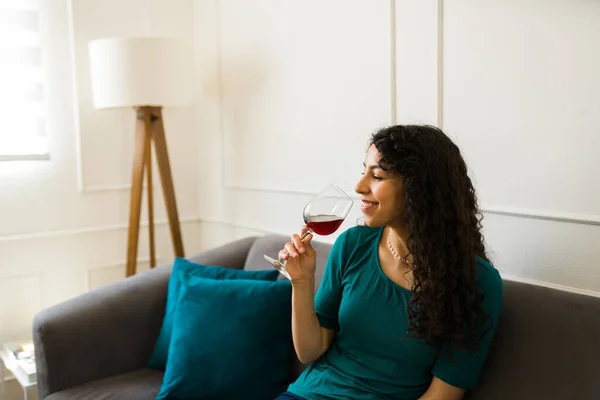 Jovem Hispânica Feliz Relaxando Gostando Beber Copo Vinho Enquanto Sorri — Fotografia de Stock