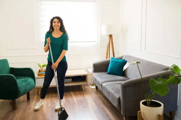Attraktive Glückliche Frau Lächelnd Fegt Den Boden Wohnzimmer Und Sieht — Stockfoto