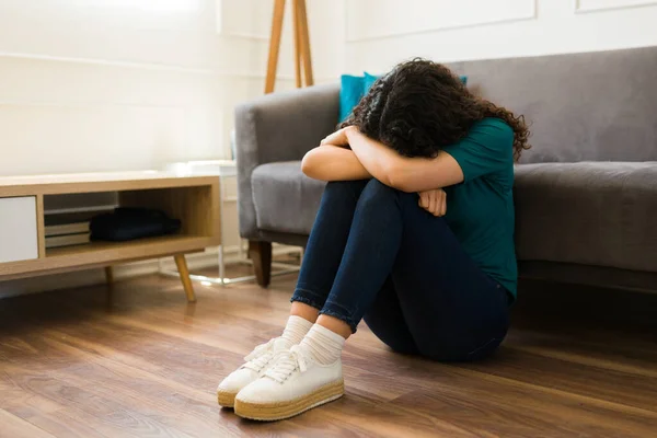 Mujer Joven Deprimida Sola Sala Estar Abrazándose Las Rodillas Sufriendo — Foto de Stock